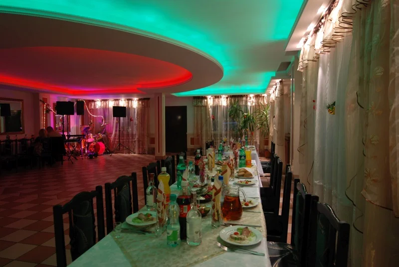Restaurace připravená na večerní hostinu