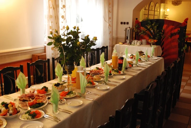 Prostřený stůl k hostině v restauraci