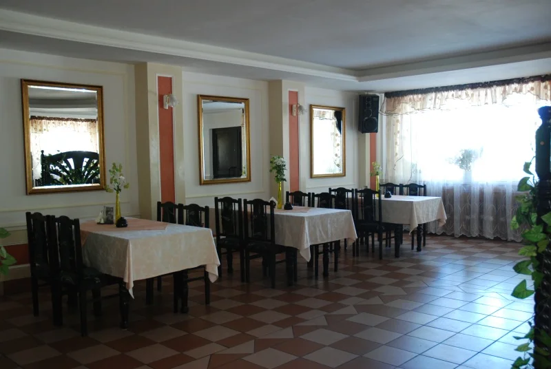 Světlá jídelna Hotelu La-Musica