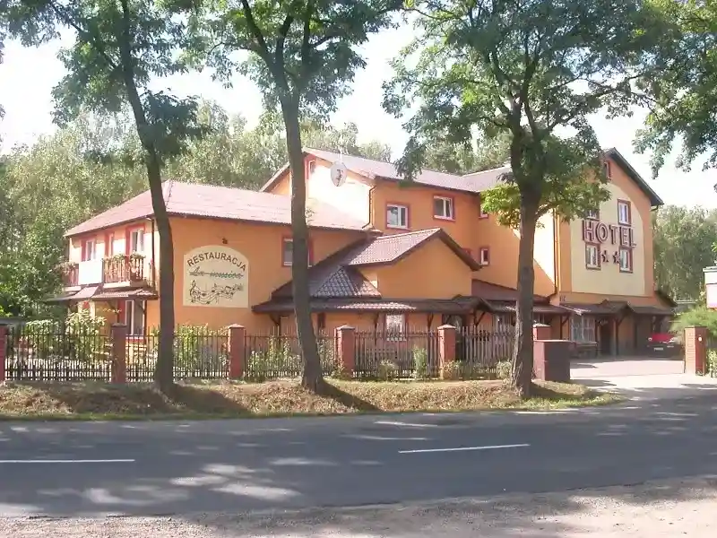 Hotel La-Musica pohled od ulice