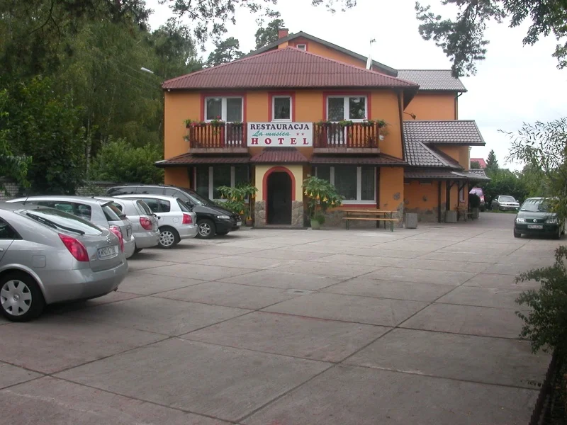 Budova hotelu a parkoviště